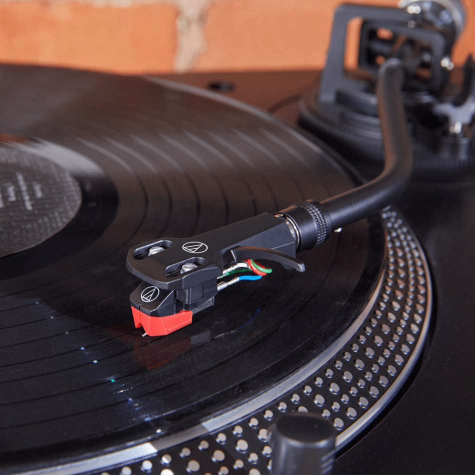 Audio Technica AT-VM95ML/H, MM-pickup på AT-HS6 tonarmsskal för vinylspelare