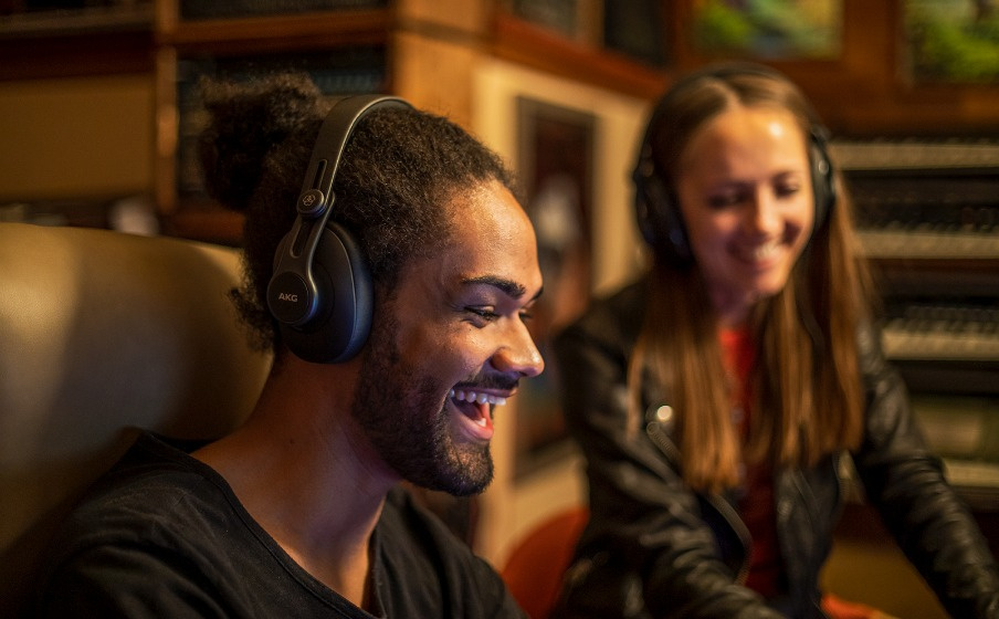 AKG K361 BT slutna over-ear hörlurar med Bluetooth