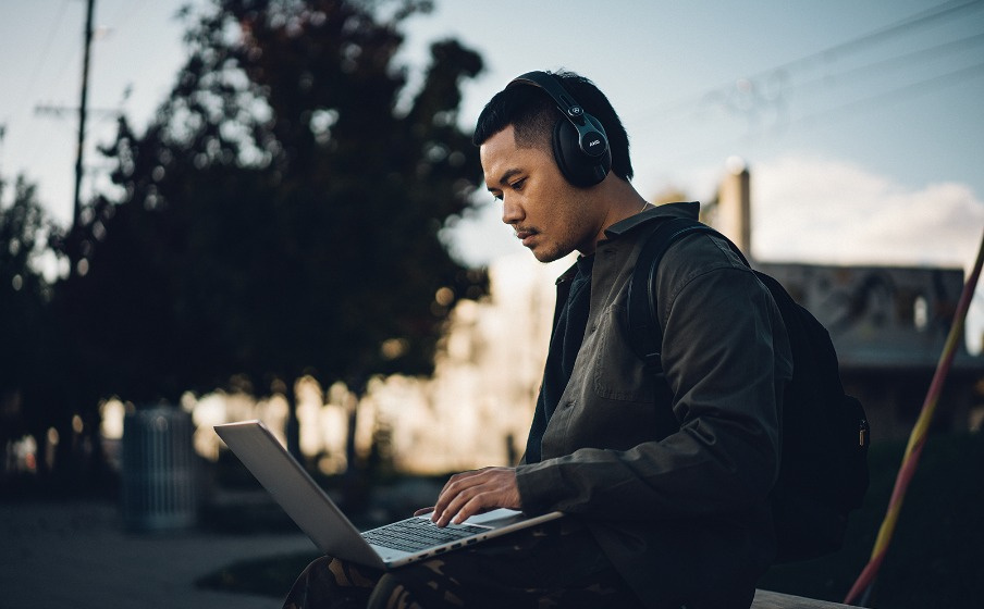 AKG K371 BT slutna over-ear hörlurar med Bluetooth