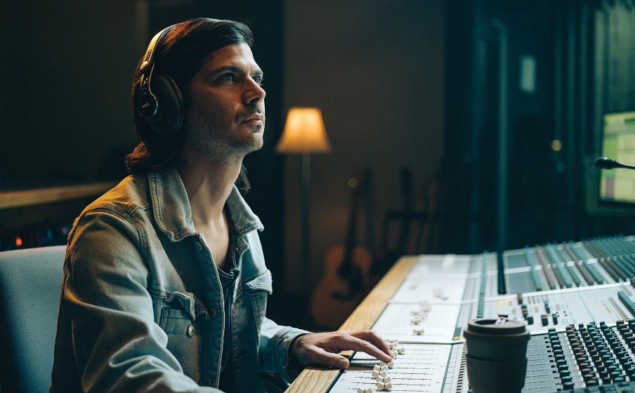 AKG K371 BT slutna over-ear hörlurar med Bluetooth