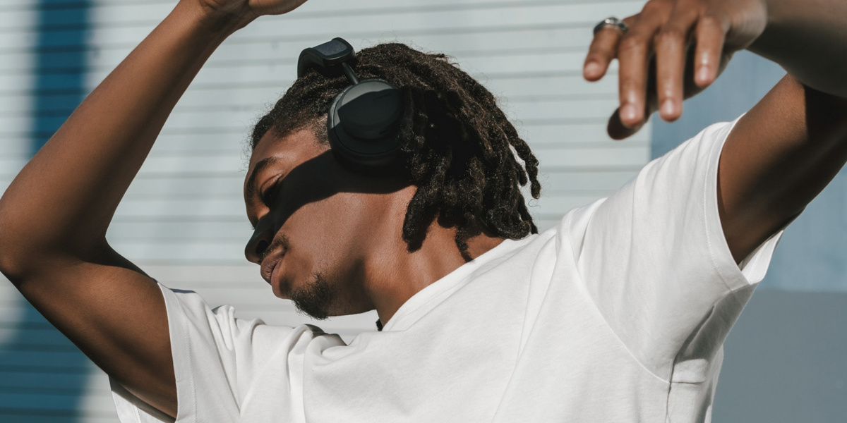 Urbanista Los Angeles trådlösa hörlurar med solcellsladdning, Midnight Black