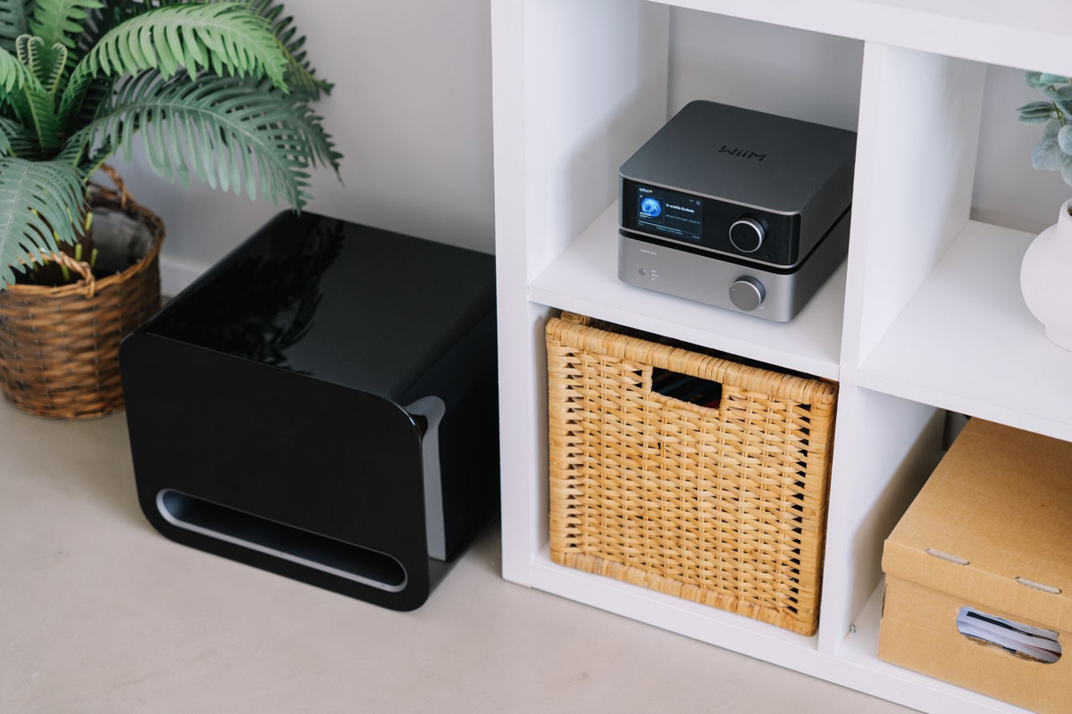 WiiM Sub Pro kompakt trådlös subwoofer, svart