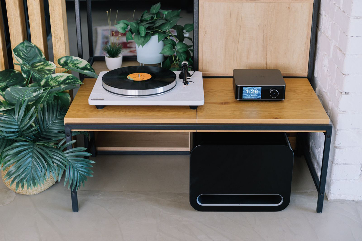 WiiM Sub Pro kompakt trådlös subwoofer, svart