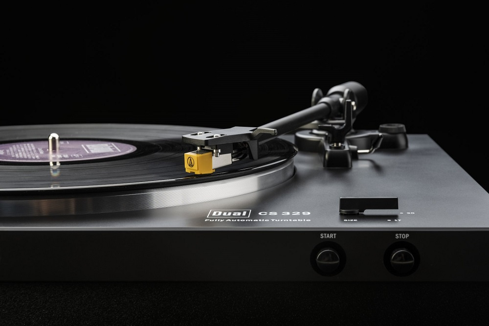 Dual CS-329 helautomatisk vinylspelare med Audio Technica AT91 & RIAA-steg, svart