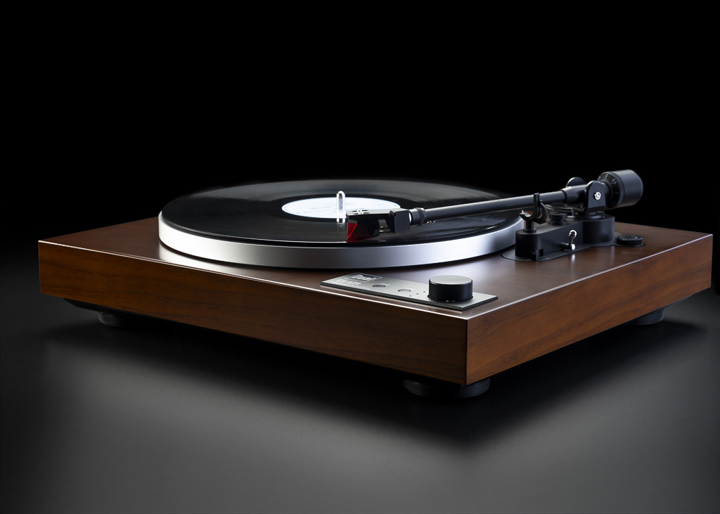 Dual CS-429 helautomatisk vinylspelare med Ortofon 2M Red, valnöt