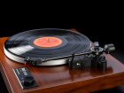 Dual CS-518 manuell vinylspelare med Ortofon 2M Red-pickup, valnt