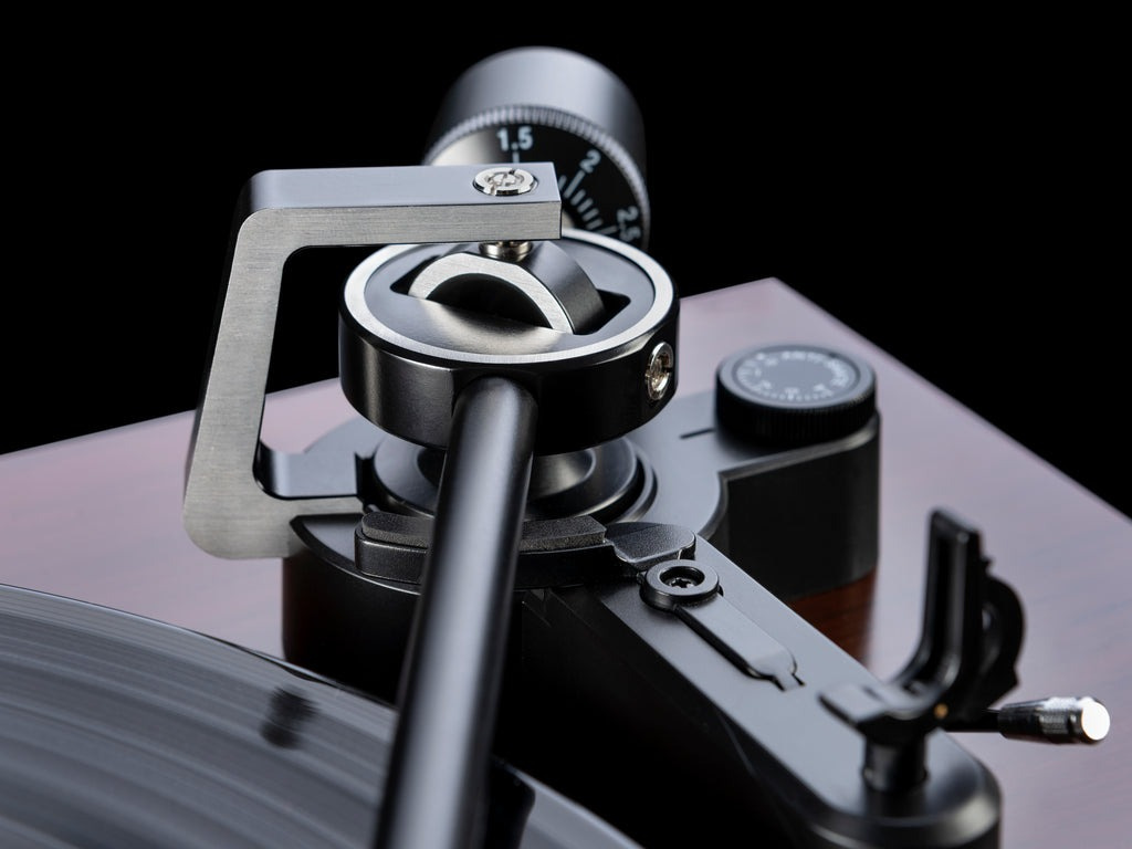 Dual CS-518 manuell vinylspelare med Ortofon 2M Red & RIAA-steg, valnöt