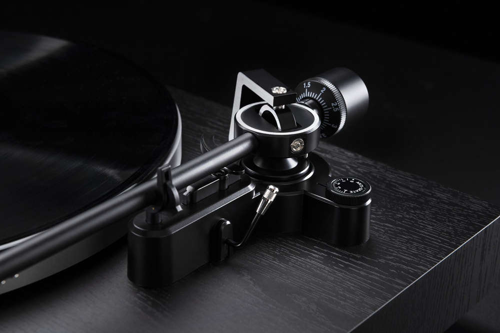 Dual CS-518 manuell vinylspelare med Ortofon 2M Red & RIAA-steg svart