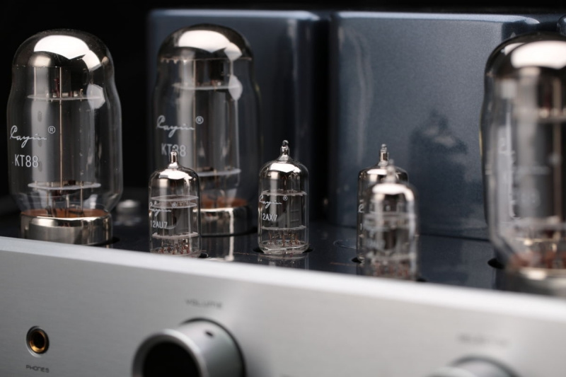 Cayin CS-55A rörförstärkare med KT88 & RIAA-steg, silver