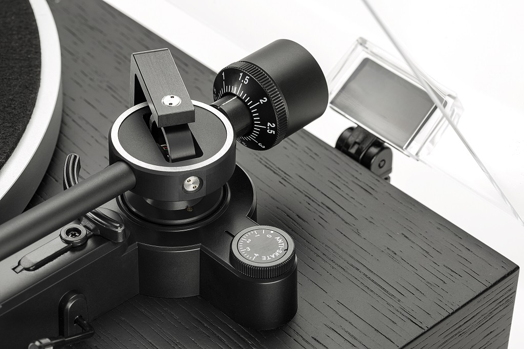 Dual CS-618Q direktdriven vinylspelare med Ortofon 2M Blue-pickup, svart