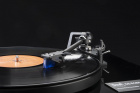 Dual CS-618Q direktdriven vinylspelare med Ortofon 2M Blue-pickup, pianosvart
