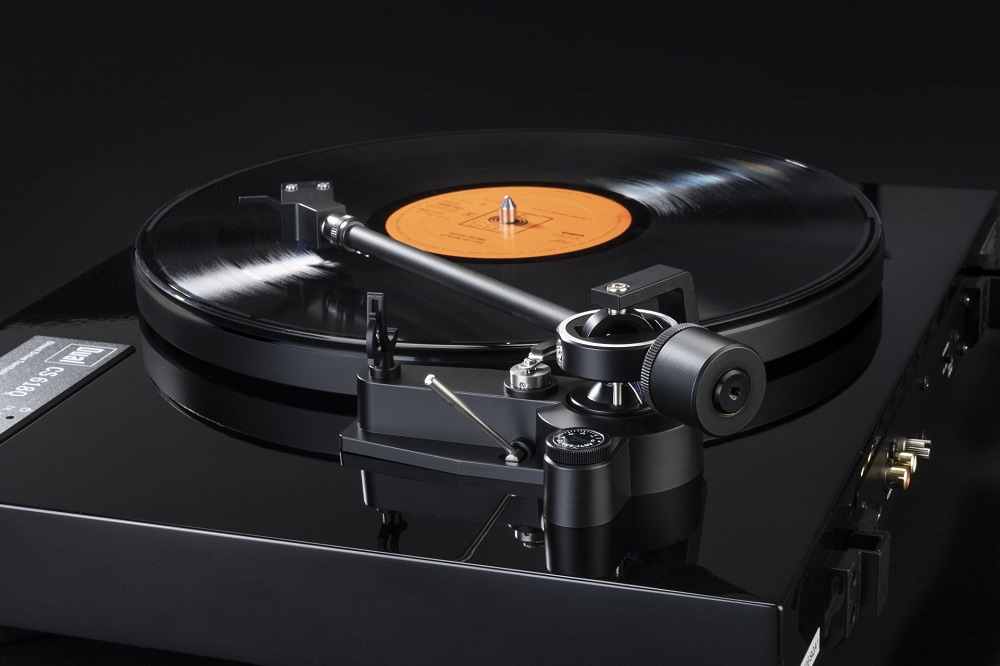 Dual CS-618Q direktdriven vinylspelare med Ortofon 2M Blue-pickup, pianosvart