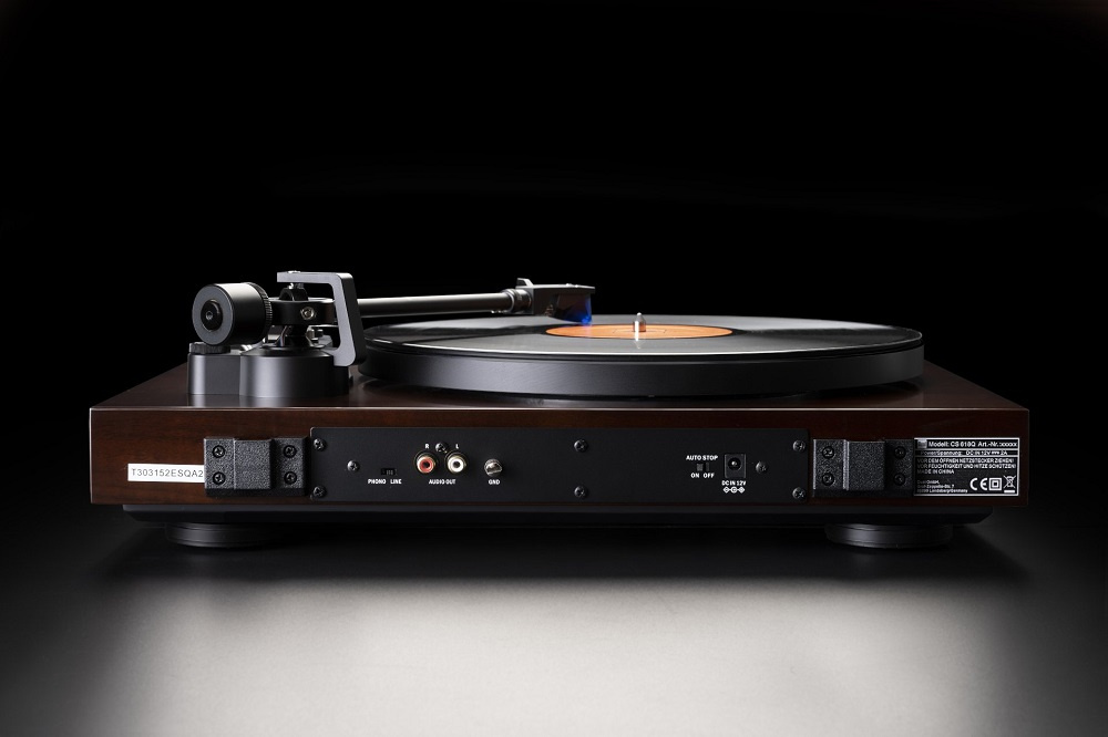 Dual CS-618Q direktdriven vinylspelare med Ortofon 2M Blue-pickup, valnöt