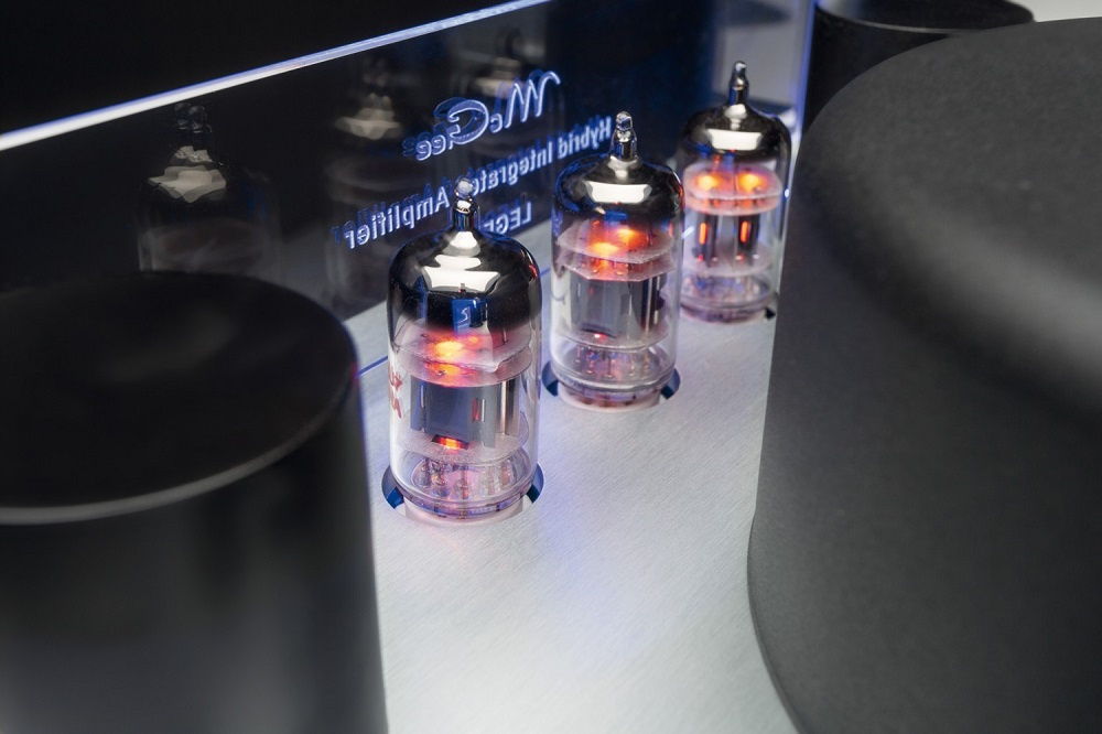 McGee Legend rörbestyckad stereoförstärkare med nätverk & DAC, silver/svart