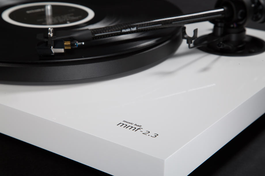 Music Hall MMF 2.3 vinylspelare med Spirit MM-pickup, pianovit
