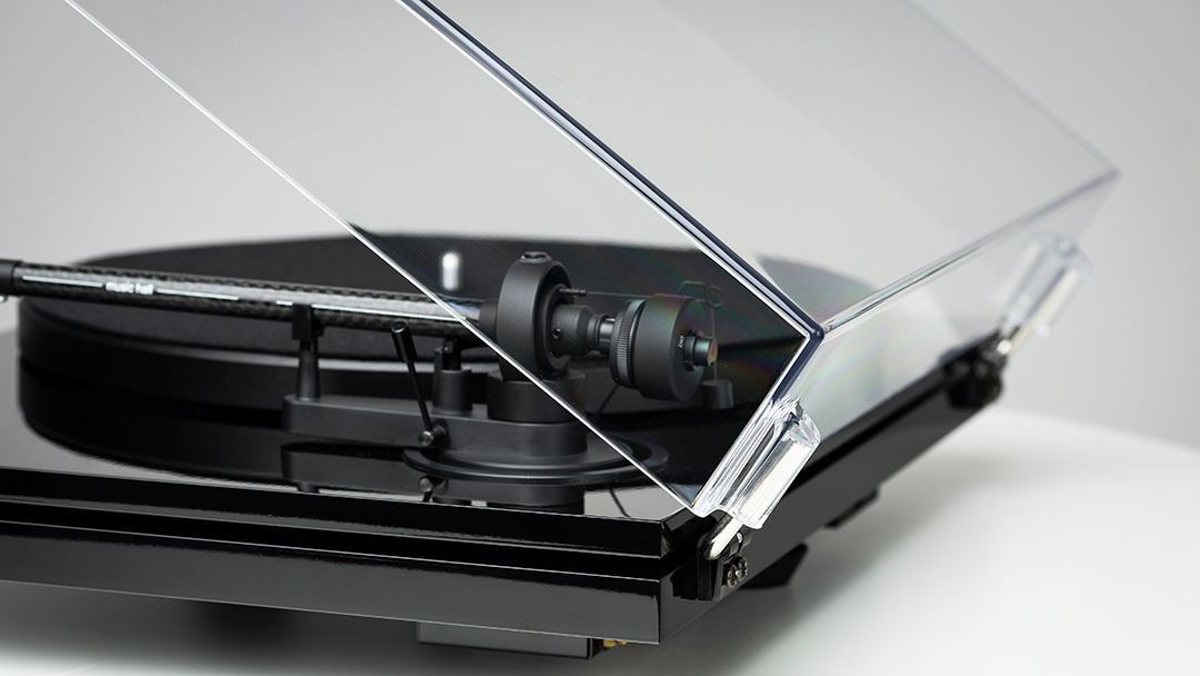 Music Hall MMF 3.3 vinylspelare med Ortofon 2M Red, pianosvart