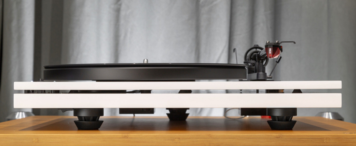 Music Hall MMF 3.3 vinylspelare med Ortofon 2M Red, pianovit