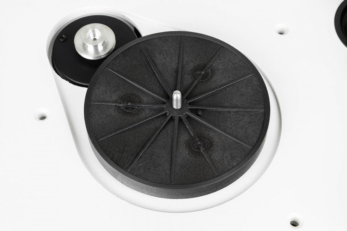 Music Hall MMF 3.3 vinylspelare med Ortofon 2M Red, pianovit