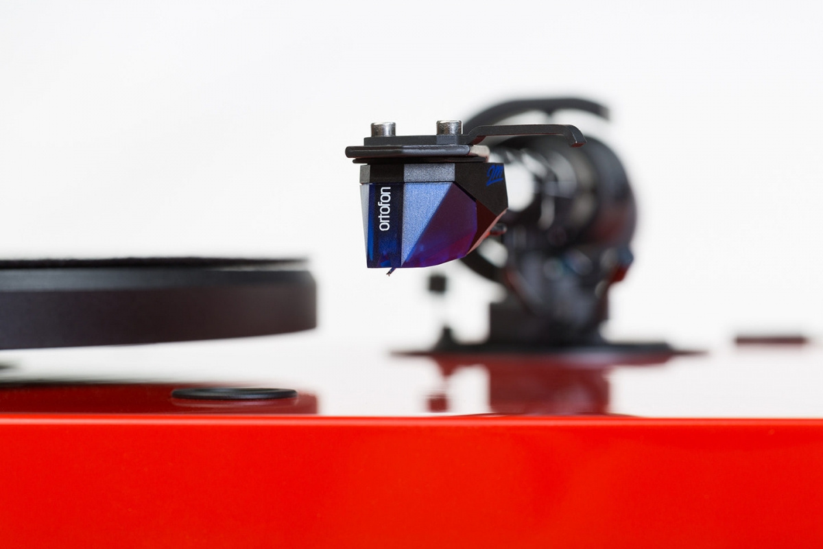 Music Hall MMF 5.3 vinylspelare med Ortofon 2M Blue-pickup, röd