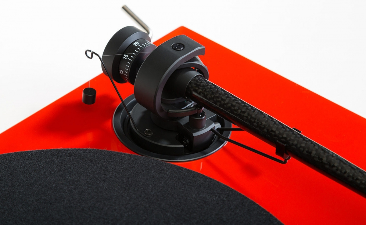 Music Hall MMF 5.3 vinylspelare med Ortofon 2M Blue-pickup, röd