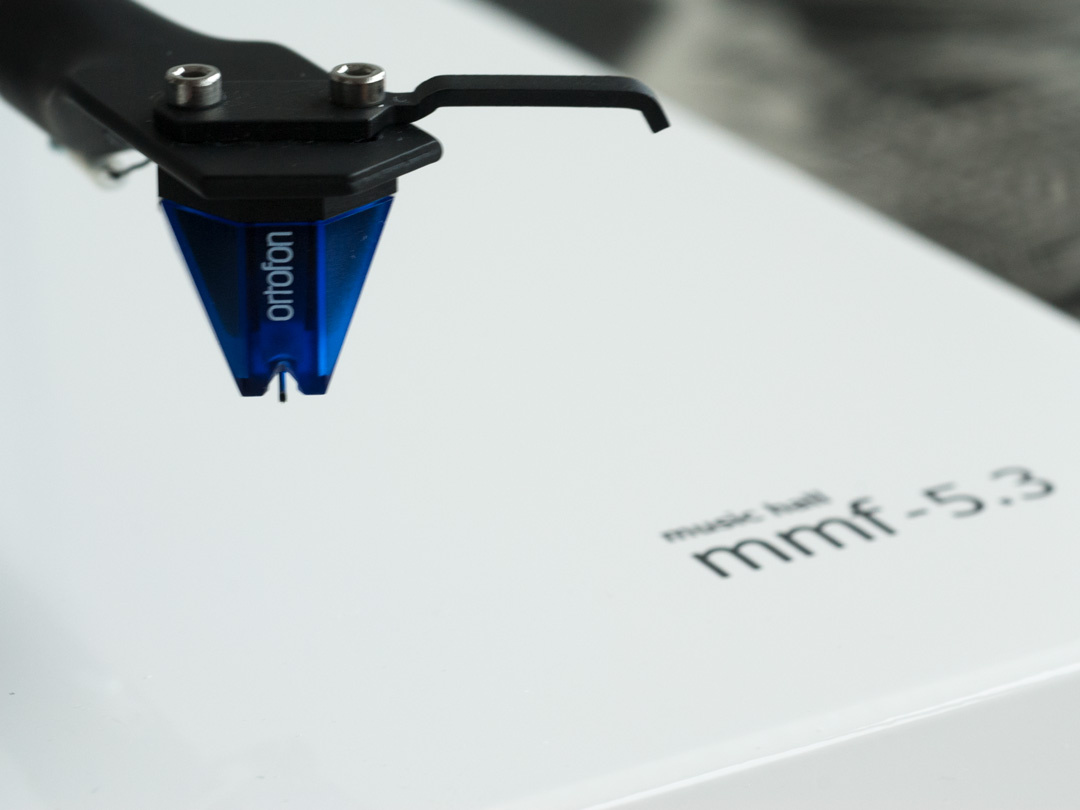 Music Hall MMF 5.3 vinylspelare med Ortofon 2M Blue-pickup, vit
