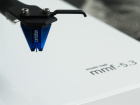 Music Hall MMF 5.3 vinylspelare med Ortofon 2M Blue-pickup, vit Music Hall MMF 5.3 vinylspelare med Ortofon 2M Blue-pickup, vit