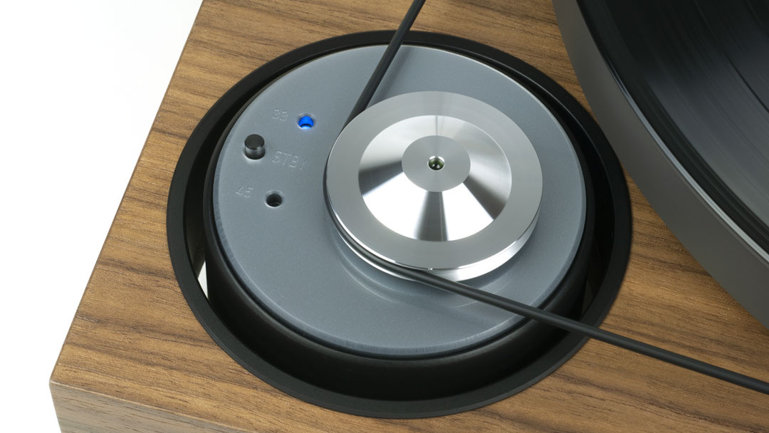 Music Hall MMF 7.3 vinylspelare med Ortofon 2M Bronze-pickup, valnöt