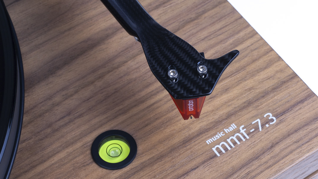Music Hall MMF 7.3 vinylspelare med Ortofon 2M Bronze-pickup, valnöt