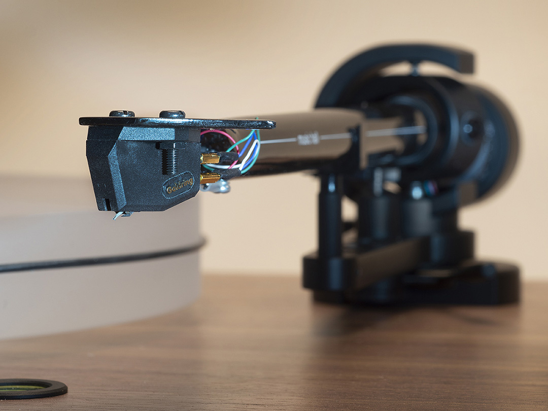 Music Hall MMF 9.3 vinylspelare med Ortofon Quintet Black MC-pickup, valnöt