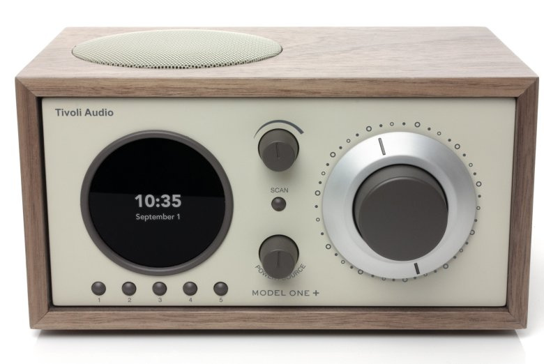 Tivoli Audio Model One+ DAB/FM-radio med Bluetooth, valnöt/beige