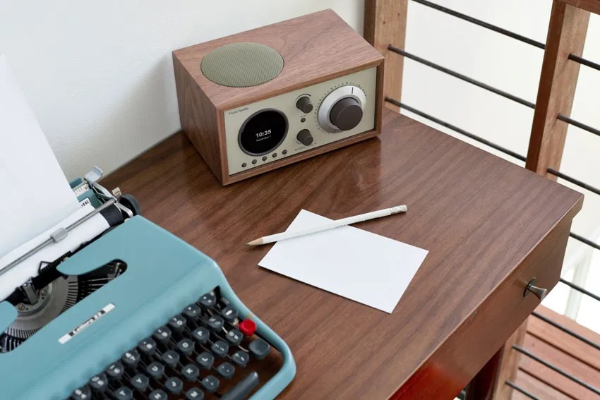 Tivoli Audio Model One+ DAB/FM-radio med Bluetooth, valnöt/beige