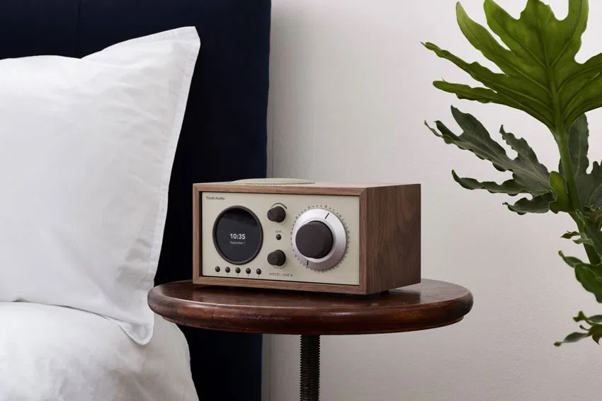 Tivoli Audio Model One+ DAB/FM-radio med Bluetooth, valnöt/beige