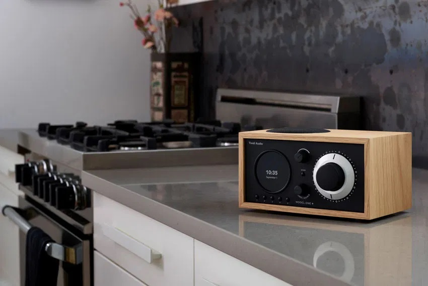 Tivoli Audio Model One+ DAB/FM-radio med Bluetooth, ek/svart