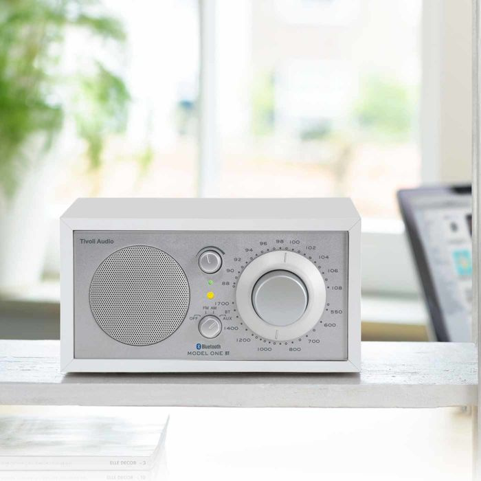 Tivoli Audio Model One BT, bordsradio med Bluetooth vit/silver
