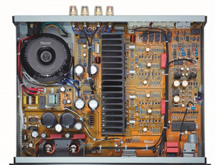 Magnat MA1000 förstärkare med rörbaserat försteg