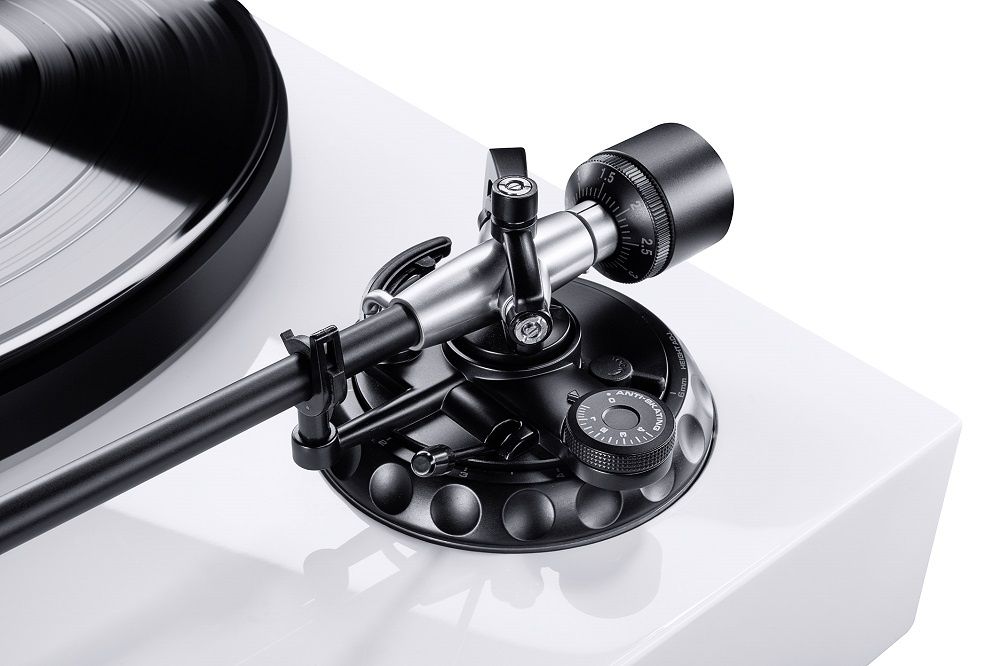 Magnat MTT990 vinylspelare med AT95e-pickup, vit