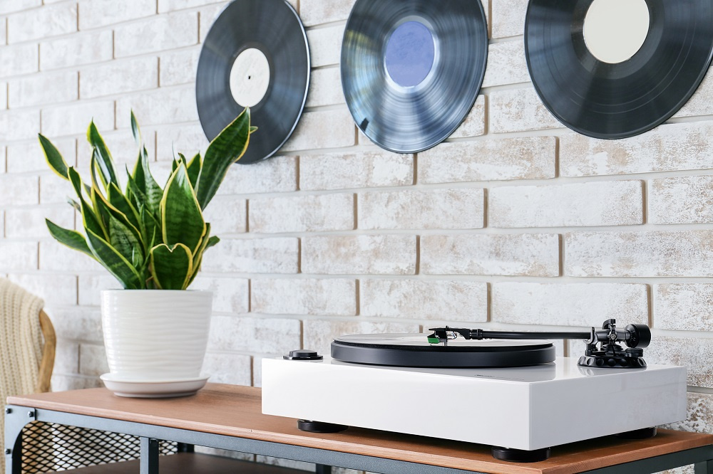 Magnat MTT990 vinylspelare med AT95e-pickup, vit